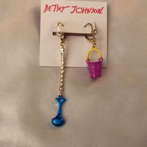 Betsey Johnson Blue Seashell Shovel & Pink Pail Mismatch Drop Earrings NWT - Picture 6 of 12